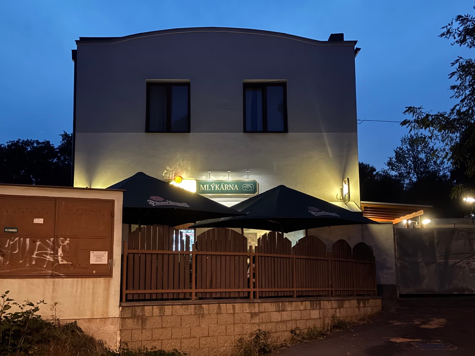 Mlýkárna večer s nasvíceným štítem