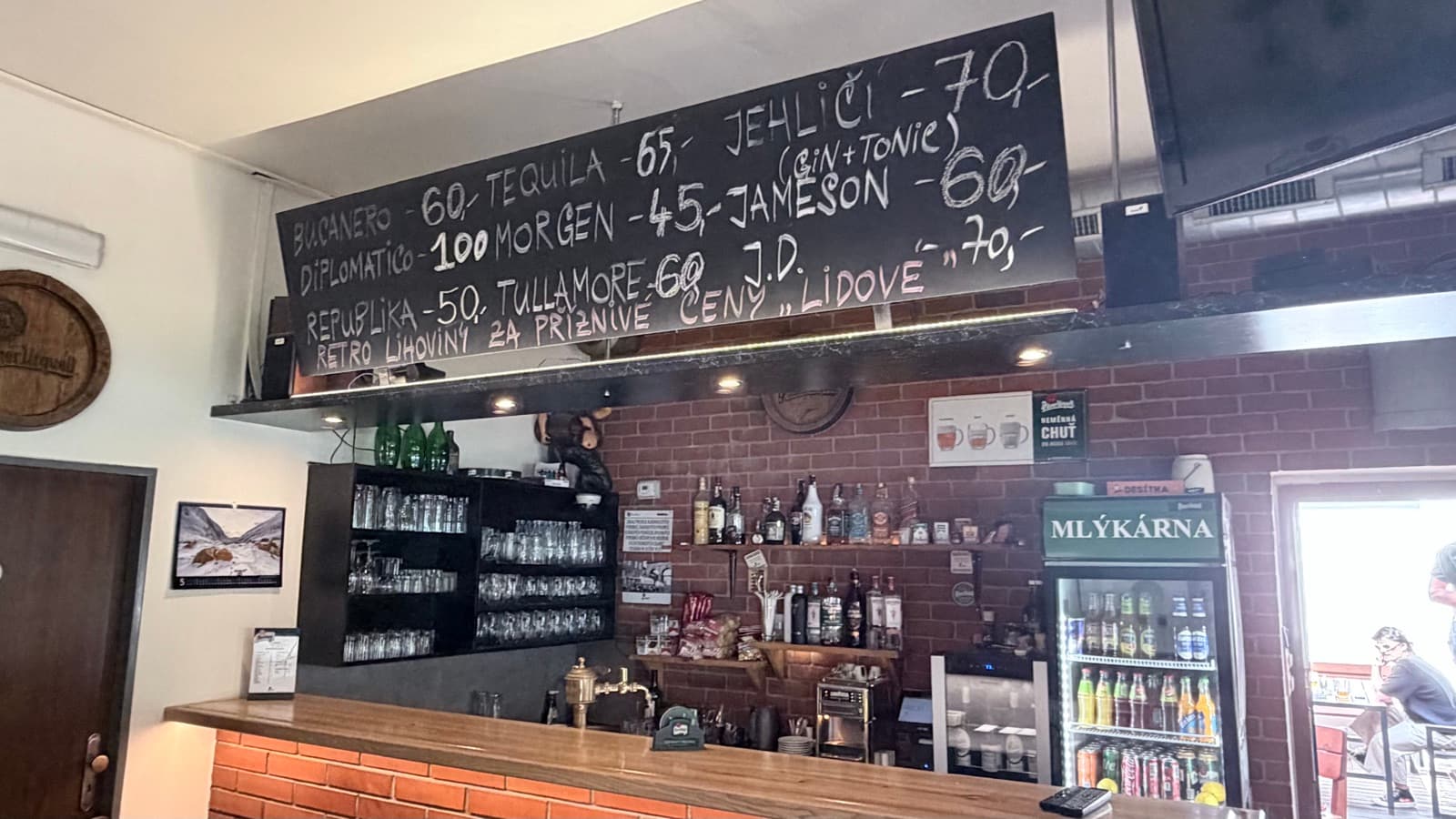 Bar Mlýkárny s tabulí nápojů